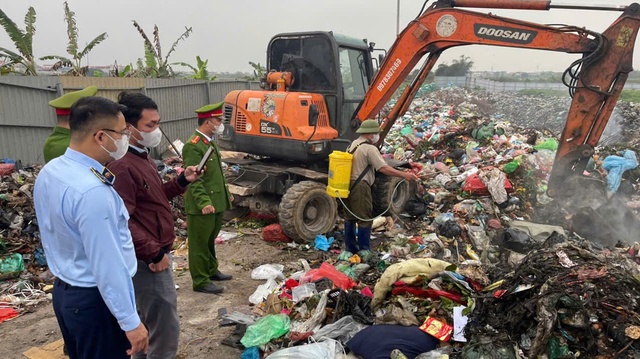 Đ&oacute;n l&otilde;ng xe tải đang lưu th&ocirc;ng, 't&oacute;m gọn' hơn 600kg nầm lợn đang bốc m&ugrave;i &ocirc;i thiu - Ảnh 3.