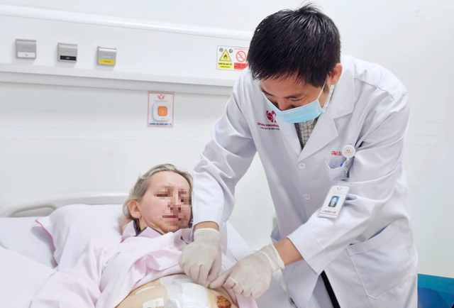 Nữ du kh&aacute;ch nước ngo&agrave;i ph&aacute;t hiện ung thư đại tr&agrave;ng thừa nhận 1 sai lầm nhiều người Việt mắc phải - Ảnh 1.