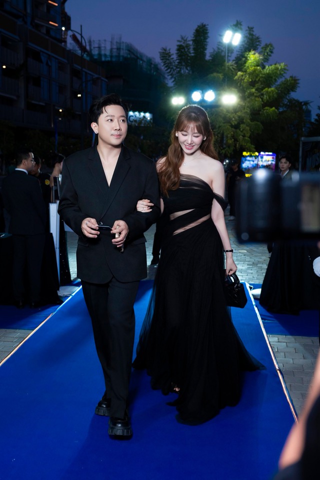 Vợ chồng Trấn Thành - Hari Won gây chói mắt - Ảnh 1. Vợ chồng Trấn Thành - Hari Won gây chói mắt - Ảnh 1.