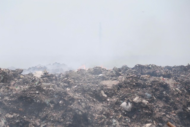 'Địa ngục khói rác' tra tấn người dân xã Vạn Thắng và khu dân cư khác ở Ninh Bình - Ảnh 2. 'Địa ngục khói rác' tra tấn người dân xã Vạn Thắng và khu dân cư khác ở Ninh Bình - Ảnh 2.