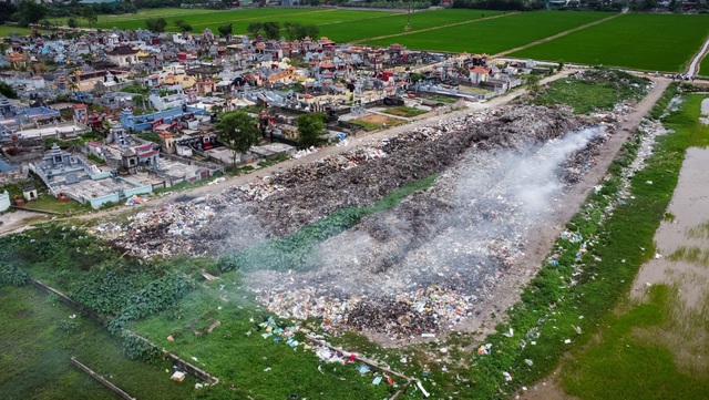 'Địa ngục khói rác' tra tấn người dân xã Vạn Thắng và khu dân cư khác ở Ninh Bình - Ảnh 1. 'Địa ngục khói rác' tra tấn người dân xã Vạn Thắng và khu dân cư khác ở Ninh Bình - Ảnh 1.
