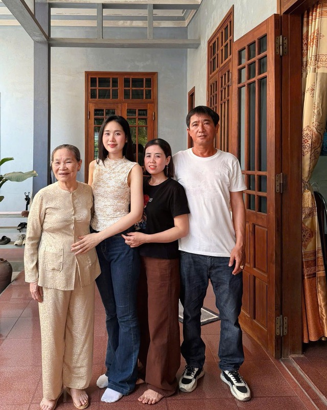 Gia đình Á hậu Trương Tâm Như: Bố lái xe tải , mẹ làm văn phòng - Ảnh 3. Gia đình Á hậu Trương Tâm Như: Bố lái xe tải , mẹ làm văn phòng - Ảnh 3.