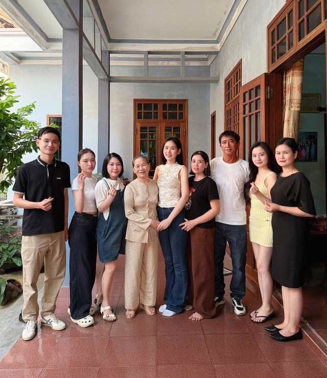 Gia đình Á hậu Trương Tâm Như: Bố lái xe tải , mẹ làm văn phòng - Ảnh 4. Gia đình Á hậu Trương Tâm Như: Bố lái xe tải , mẹ làm văn phòng - Ảnh 4.