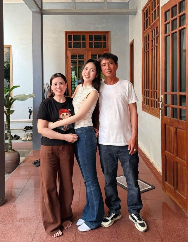 Gia đình Á hậu Trương Tâm Như: Bố lái xe tải , mẹ làm văn phòng - Ảnh 2. Gia đình Á hậu Trương Tâm Như: Bố lái xe tải , mẹ làm văn phòng - Ảnh 2.