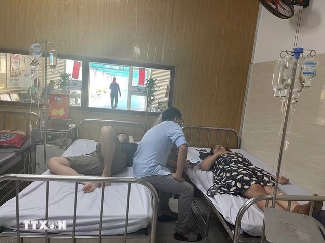 Xử phạt cửa h&agrave;ng b&aacute;nh mỳ g&acirc;y ngộ độc thực phẩm cho hơn 100 người - Ảnh 1.