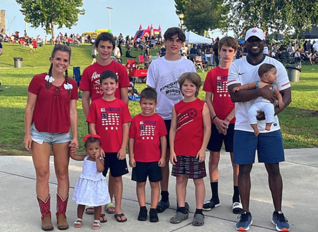 Người đ&agrave;n &ocirc;ng cưới mẹ 6 con bất chấp phản đối, cuộc sống hiện tại khiến nhiều người bất ngờ - Ảnh 2.