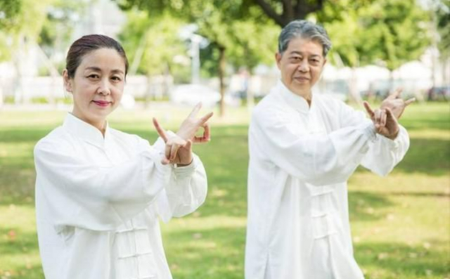 5 th&oacute;i quen buổi s&aacute;ng gi&uacute;p ổn định huyết &aacute;p: Th&oacute;i quen đầu ti&ecirc;n nhiều người kh&ocirc;ng l&agrave;m được - Ảnh 1.