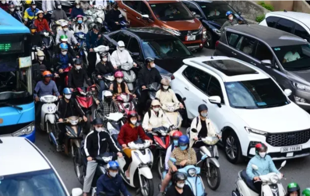 Tin s&aacute;ng 14/4: Kh&ocirc;ng kh&iacute; lạnh sắp tr&agrave;n về, miền Bắc c&oacute; 'r&eacute;t n&agrave;ng B&acirc;n'?; Đề xuất xe m&aacute;y dưới 5 năm kh&ocirc;ng phải kiểm định kh&iacute; thải trực tiếp - Ảnh 2.