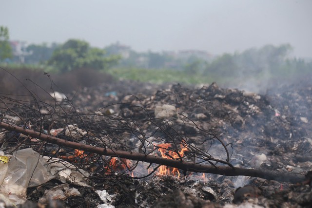 Ô nhiễm môi trường ở Vũ Dương , Ninh Bình: Giải pháp nào cho bãi rác bốc khói? - Ảnh 2. Ô nhiễm môi trường ở Vũ Dương , Ninh Bình: Giải pháp nào cho bãi rác bốc khói? - Ảnh 2.