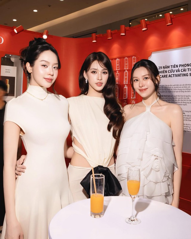 Bức ảnh g&acirc;y b&atilde;o của &Aacute; hậu Tường San , Thanh Thủy v&agrave; Trần Tiểu Vy tại sự kiện 2026 - Ảnh 1.