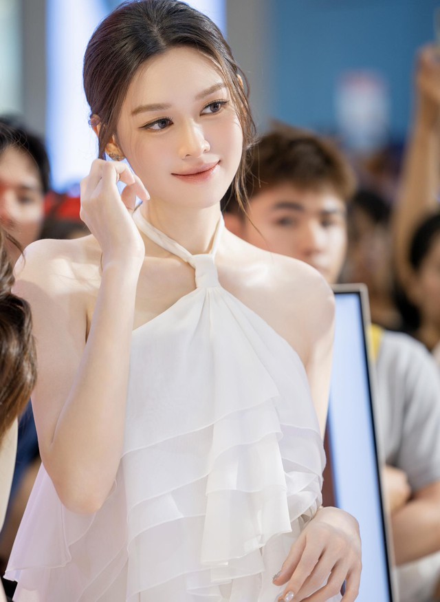 Bức ảnh g&acirc;y b&atilde;o của &Aacute; hậu Tường San , Thanh Thủy v&agrave; Trần Tiểu Vy tại sự kiện 2026 - Ảnh 3.