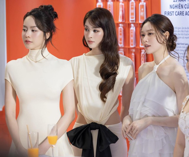 Bức ảnh g&acirc;y b&atilde;o của &Aacute; hậu Tường San , Thanh Thủy v&agrave; Trần Tiểu Vy tại sự kiện 2026 - Ảnh 2.