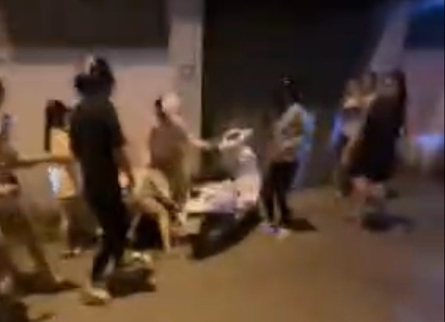 Thiếu nữ ẩu đả giữa đường Do m&acirc;u thuẫn c&aacute; nh&acirc;n tại Đặng Tất g&acirc;y n&aacute;o loạn - Ảnh 1.