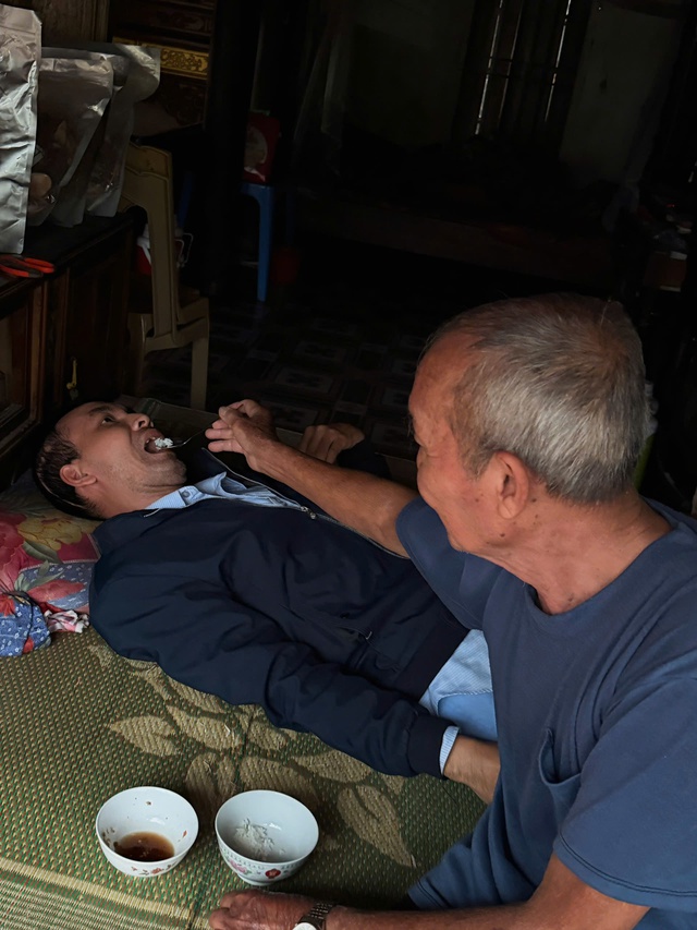 MS 1077: Cha già 80 tuổi chăm con liệt sau đột quỵ trong căn nhà dột nát - Ảnh 3. MS 1077: Cha già 80 tuổi chăm con liệt sau đột quỵ trong căn nhà dột nát - Ảnh 3.