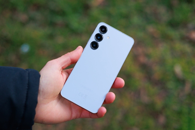 iPhone 17 và Galaxy S25: Cuộc chiến khốc liệt phân khúc flagship tiêu chuẩn - Ảnh 1. iPhone 17 và Galaxy S25: Cuộc chiến khốc liệt phân khúc flagship tiêu chuẩn - Ảnh 1.