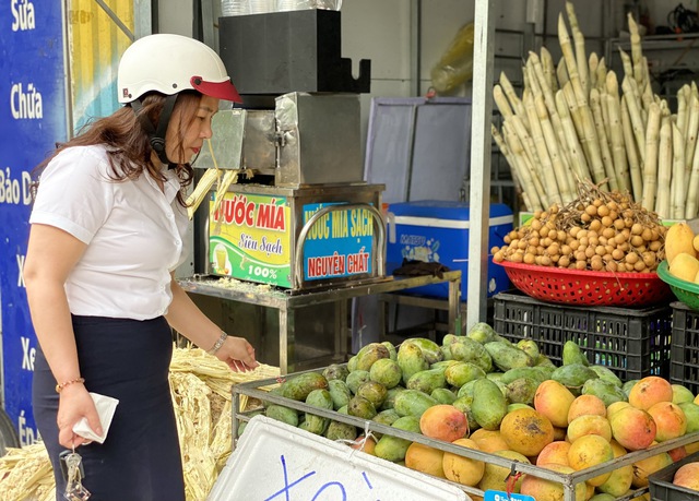 Tiểu thương bật m&iacute; c&aacute;ch chọn loại xo&agrave;i đang &lsquo;l&agrave;m mưa l&agrave;m gi&oacute;&rsquo; thị trường Việt, chuẩn vừa gi&ograve;n vừa ngọt, quả n&agrave;o cũng d&agrave;y thịt, hạt mỏng d&iacute;nh - Ảnh 6.