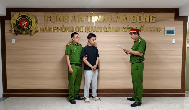 Yêu cầu đưa điện thoại để "thao tác giúp", nhân viên ngân hàng chiếm đoạt gần 2 tỷ đồng của khách - Ảnh 1. Yêu cầu đưa điện thoại để "thao tác giúp", nhân viên ngân hàng chiếm đoạt gần 2 tỷ đồng của khách - Ảnh 1.