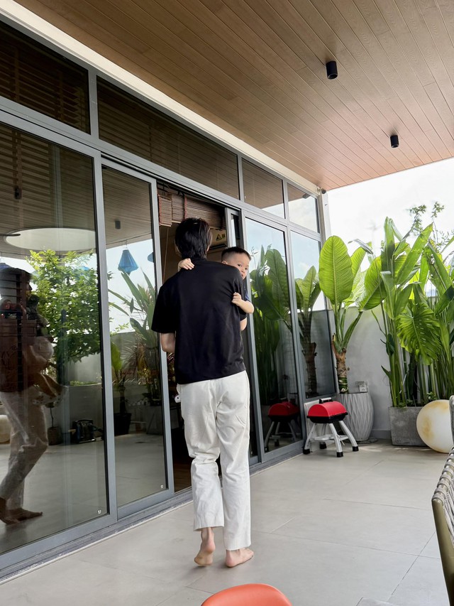 Subeo - con trai Hồ Ngọc H&agrave; c&ocirc;ng khai xuất hiện c&ugrave;ng bạn g&aacute;i, khoe thần th&aacute;i sang trọng - Ảnh 5.