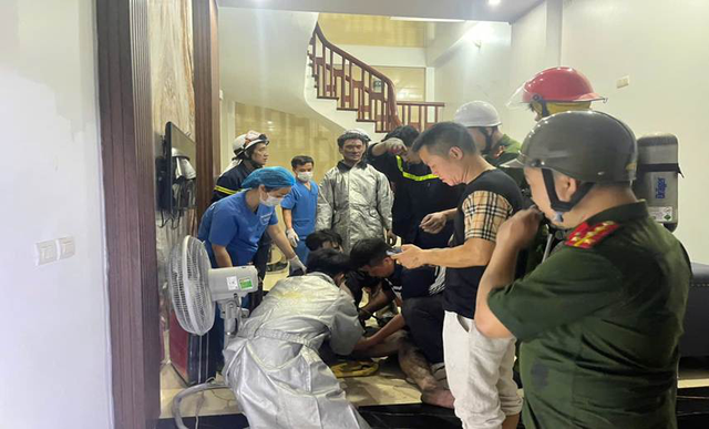 H&agrave; Nội: Ch&aacute;y nh&agrave; cao tầng khiến 5 người mắc kẹt ở phường Hồng H&agrave; - Ảnh 2.