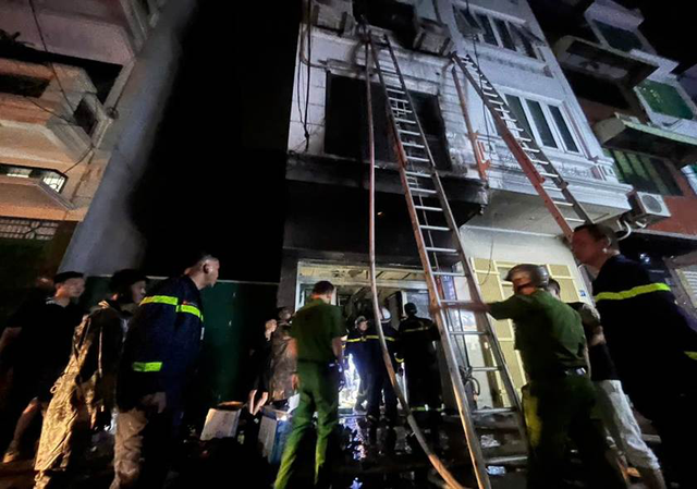 H&agrave; Nội: Ch&aacute;y nh&agrave; cao tầng khiến 5 người mắc kẹt ở phường Hồng H&agrave; - Ảnh 1.
