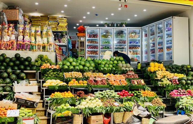 Tiểu thương bật m&iacute; c&aacute;ch chọn loại xo&agrave;i đang &lsquo;l&agrave;m mưa l&agrave;m gi&oacute;&rsquo; thị trường Việt, chuẩn vừa gi&ograve;n vừa ngọt, quả n&agrave;o cũng d&agrave;y thịt, hạt mỏng d&iacute;nh - Ảnh 1.