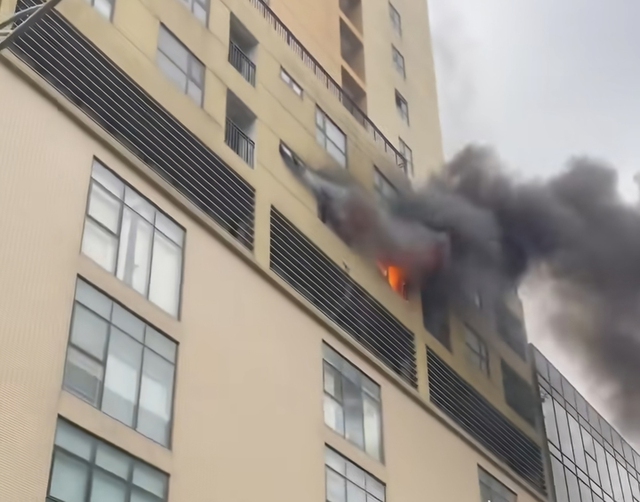 Cháy chung cư trên phố Vương Thừa Vũ Hà Nội , 3 người thoát nạn an toàn - Ảnh 2. Cháy chung cư trên phố Vương Thừa Vũ Hà Nội , 3 người thoát nạn an toàn - Ảnh 2.