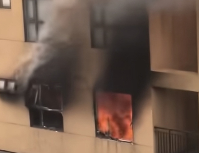 Cháy chung cư trên phố Vương Thừa Vũ Hà Nội , 3 người thoát nạn an toàn - Ảnh 3. Cháy chung cư trên phố Vương Thừa Vũ Hà Nội , 3 người thoát nạn an toàn - Ảnh 3.