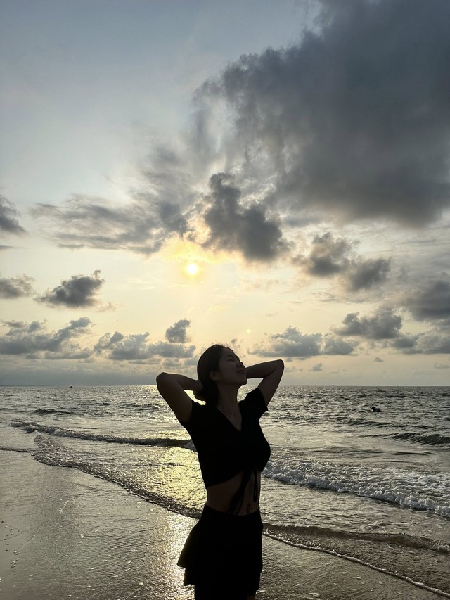 Cùng chồng trẻ đi chơi, Lê Phương khoe diện mạo gợi cảm - Ảnh 2. Cùng chồng trẻ đi chơi, Lê Phương khoe diện mạo gợi cảm - Ảnh 2.