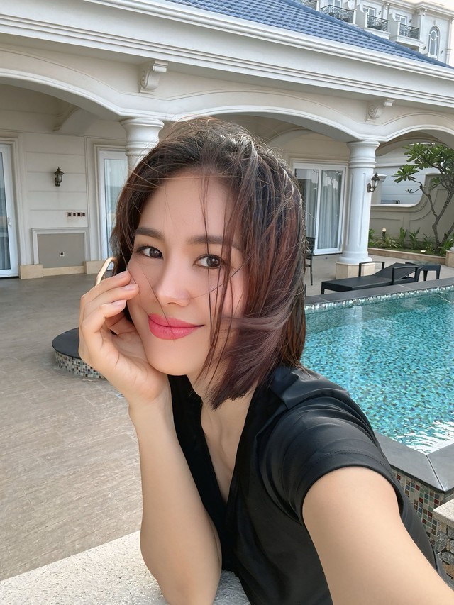 Cùng chồng trẻ đi chơi, Lê Phương khoe diện mạo gợi cảm - Ảnh 4. Cùng chồng trẻ đi chơi, Lê Phương khoe diện mạo gợi cảm - Ảnh 4.