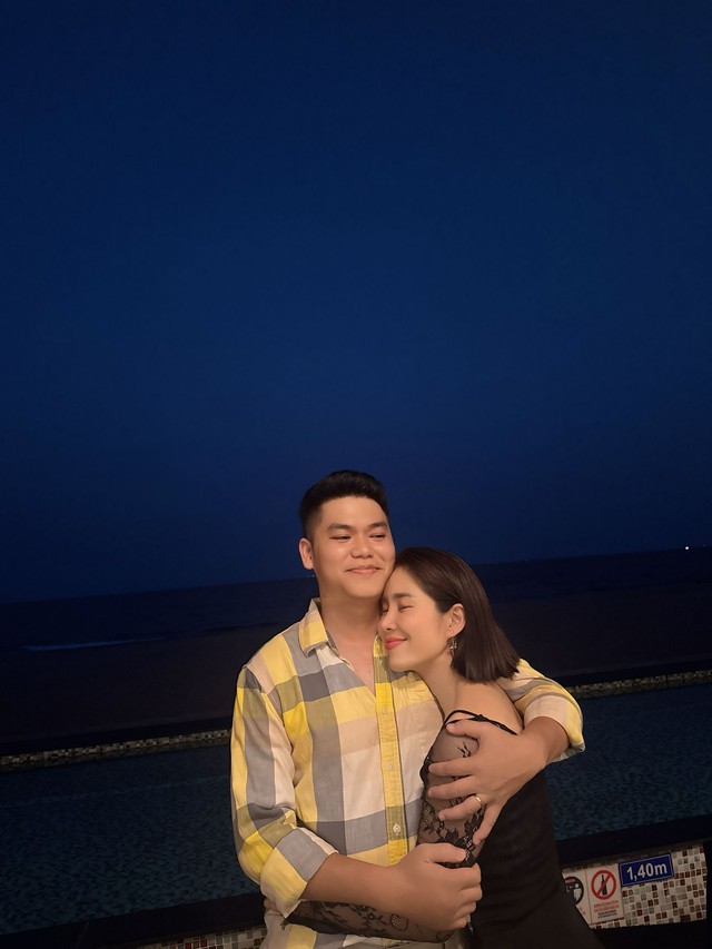 Cùng chồng trẻ đi chơi, Lê Phương khoe diện mạo gợi cảm - Ảnh 6. Cùng chồng trẻ đi chơi, Lê Phương khoe diện mạo gợi cảm - Ảnh 6.