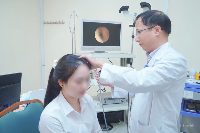 Tưởng chỉ &ugrave; tai th&ocirc;ng thường, người phụ nữ 48 tuổi được ph&aacute;t hiện khối u nguy hiểm ẩn s&acirc;u trong h&ograve;m nhĩ - Ảnh 1.