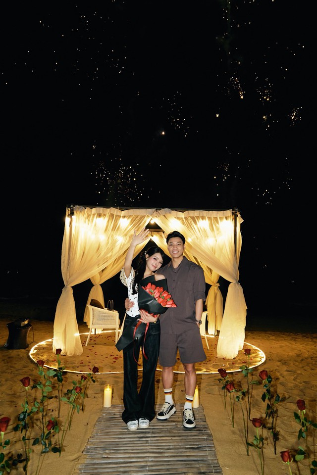 Tuyển thủ Vũ Văn Thanh cầu hôn bạn gái, chính thức gia nhập hội ‘chỉ có em trong đời’ - Ảnh 1. Tuyển thủ Vũ Văn Thanh cầu hôn bạn gái, chính thức gia nhập hội ‘chỉ có em trong đời’ - Ảnh 1.