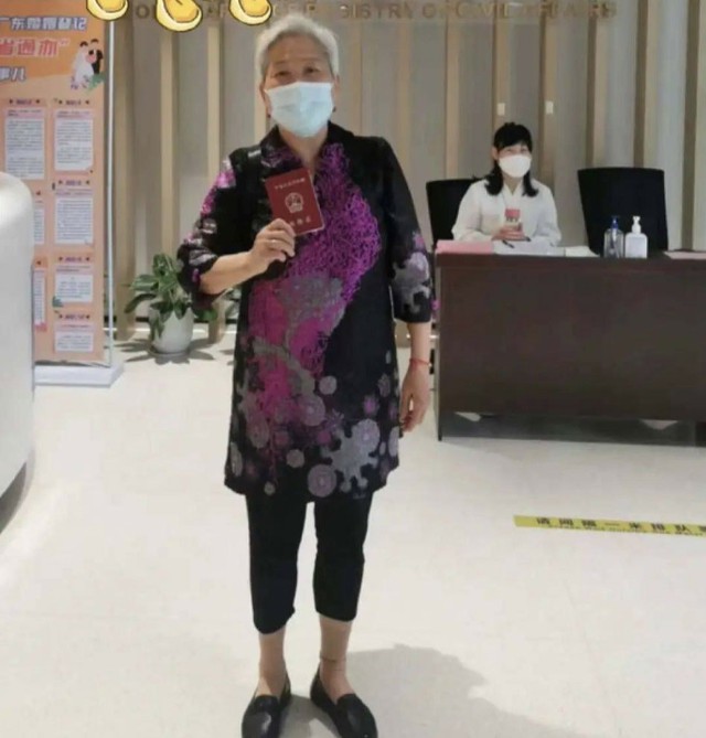 Ở tuổi 73, cụ bà vẫn dũng cảm ly hôn dù bị con rể mắng là 'điên' - Ảnh 1. Ở tuổi 73, cụ bà vẫn dũng cảm ly hôn dù bị con rể mắng là 'điên' - Ảnh 1.