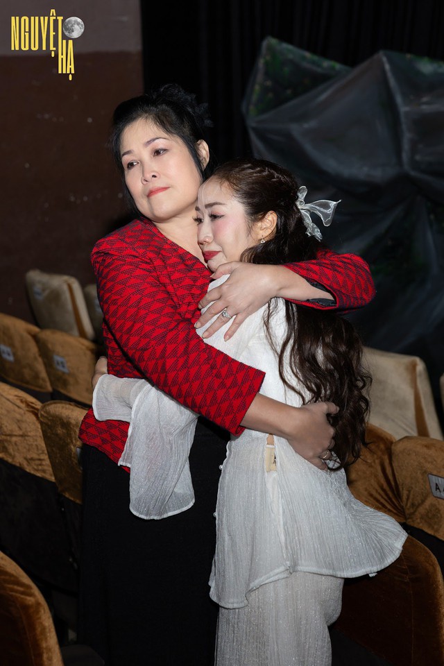 NSƯT Ốc Thanh Vân: 'Nhiều người nói tôi là NSND Hồng Vân thứ 2' - Ảnh 4. NSƯT Ốc Thanh Vân: 'Nhiều người nói tôi là NSND Hồng Vân thứ 2' - Ảnh 4.