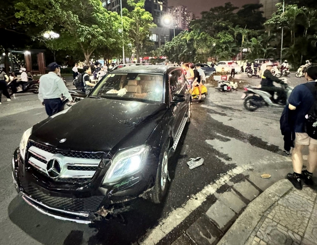 Vụ xe &ocirc; t&ocirc; Mercedes g&acirc;y tai nạn li&ecirc;n ho&agrave;n trong khu đ&ocirc; thị tại H&agrave; Nội: T&agrave;i xế vi phạm nồng độ cồn  - Ảnh 1.