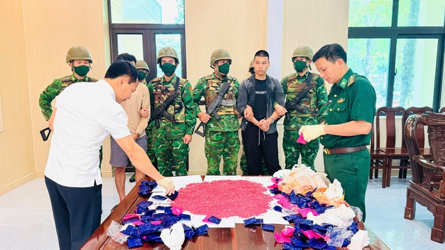 Vận chuyển 24.000 vi&ecirc;n ma tu&yacute; lấy 30 triệu đồng tiền c&ocirc;ng - Ảnh 1.