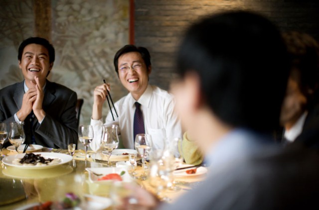 Gặp lại đồng nghiệp cũ, t&ocirc;i ngỡ ng&agrave;ng khi biết c&aacute;i gi&aacute; ph&iacute;a sau chức gi&aacute;m đốc - Ảnh 1.