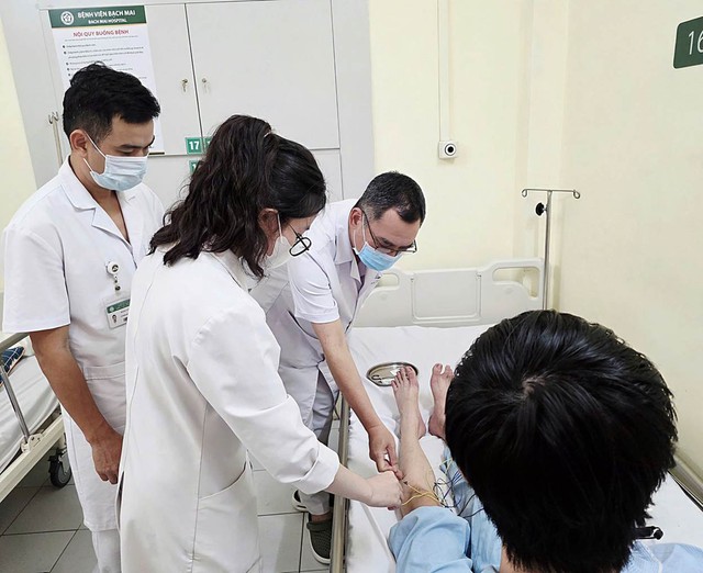 Nam sinh 19 tuổi bị 'b&agrave;n ch&acirc;n rủ', d&aacute;ng đi biến dạng v&igrave; 1 th&oacute;i quen nhiều người Việt đang mắc phải - Ảnh 1.