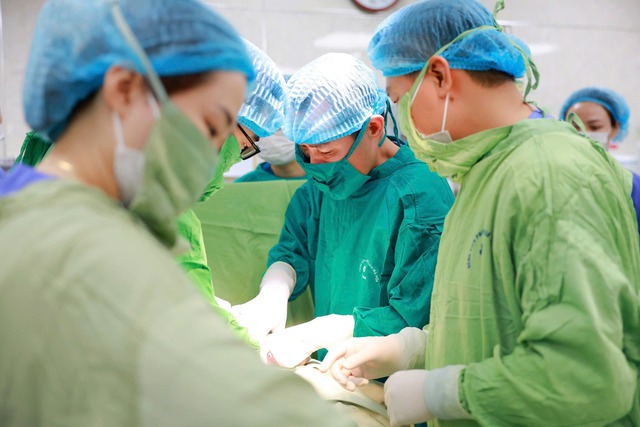 Kỳ t&iacute;ch gi&agrave;nh giật sự sống cho cặp song sinh sinh non ở H&agrave; Nội ch&agrave;o đời c&aacute;ch nhau 13 tuần, chuyện hiếm tr&ecirc;n thế giới - Ảnh 1.