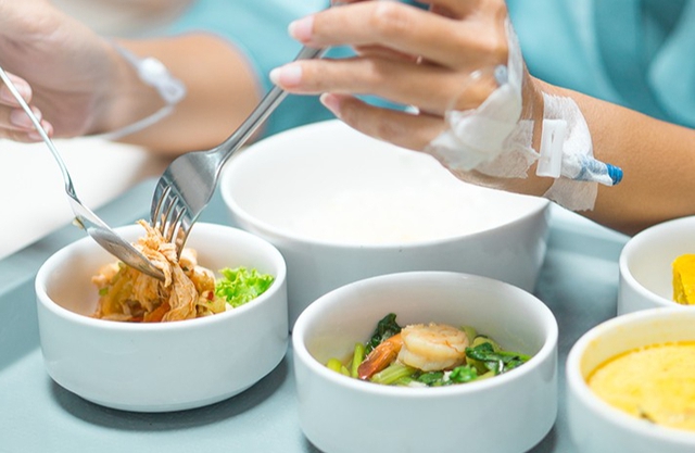 Người bệnh ung thư n&ecirc;n ăn g&igrave;? Ăn thế n&agrave;o để hỗ trợ điều trị hiệu quả hơn? - Ảnh 1.