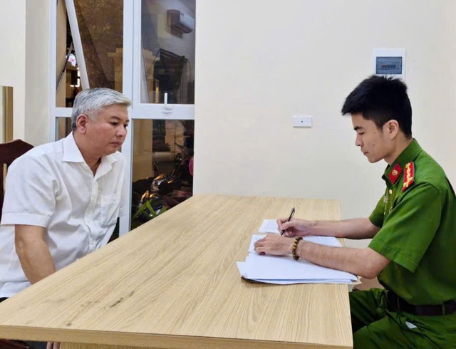 C&ocirc;ng an H&agrave; Nội tạm giữ đối tượng h&agrave;nh hung t&agrave;i xế sau va chạm tr&ecirc;n cầu vượt Trần Duy Hưng - Ảnh 1.