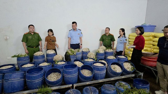 Quảng Ninh: Bắt chủ 2 cơ sở b&aacute;n 160 tấn gi&aacute; đỗ ng&acirc;m chất tăng trưởng - Ảnh 2.