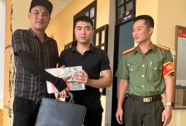 Tin s&aacute;ng 18/4: Chỉ đạo kiểm tra, l&agrave;m r&otilde; vụ việc vụ c&ocirc; gi&aacute;o bắt học sinh tự ch&iacute;ch kim ti&ecirc;m v&agrave;o tay; một phụ nữ ở H&agrave; Nội 'mất trắng' 82 tỷ đồng khi đầu tư v&agrave;ng trực tuyến  - Ảnh 6.