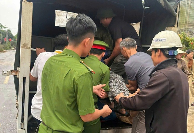 Ng&atilde; xe tr&ecirc;n quốc lộ 48, người phụ nữ được c&ocirc;ng an x&atilde; chở đi cấp cứu  - Ảnh 1.