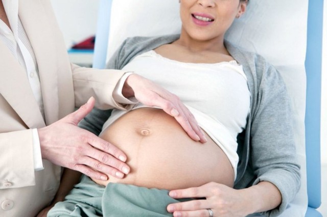 Sinh con sau 35 tuổi: B&aacute;c sĩ chỉ r&otilde; những rủi ro cần biết v&agrave; độ tuổi 'v&agrave;ng' sinh con  - Ảnh 1.