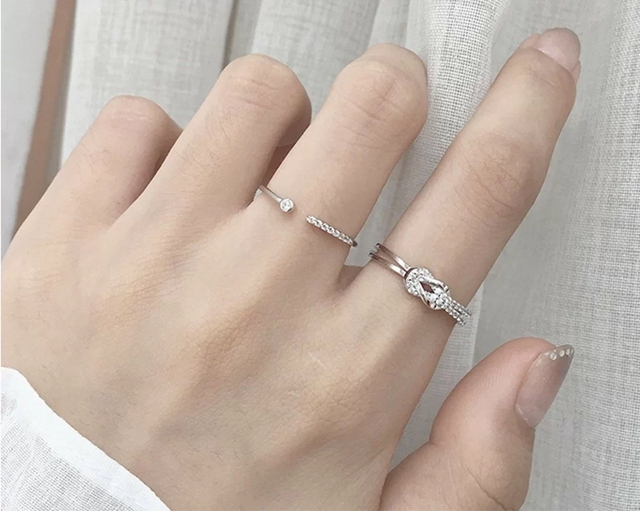 Giải m&atilde; &yacute; nghĩa c&aacute;c ng&oacute;n tay đeo nhẫn ở nữ giới - Ảnh 1.