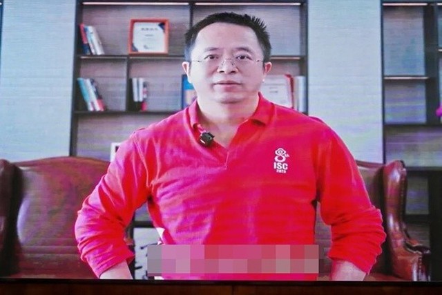 Sinh vi&ecirc;n c&aacute; biệt Zhou Hongyi trở lại trường cũ với m&oacute;n qu&agrave; 100 triệu nh&acirc;n d&acirc;n tệ - Ảnh 1.