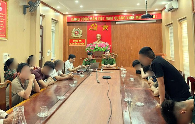 Ngăn chặn nh&oacute;m thanh thiếu ni&ecirc;n chuẩn bị hung kh&iacute;, tụ tập đua xe - Ảnh 2.