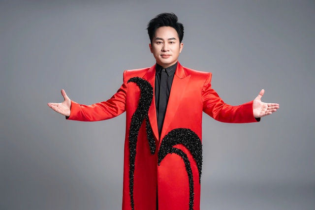 Rao b&aacute;n v&eacute; '&Acirc;m vang Tổ quốc' dịp 30/4 với gi&aacute; cao, đạo diễn cảnh b&aacute;o 'sẽ c&oacute; an ninh  - Ảnh 1.