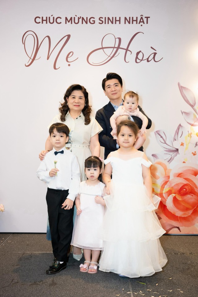 Con g&aacute;i Hoa hậu Đỗ Mỹ Linh khoe giọng h&aacute;t trong trẻo mừng sinh nhật b&agrave; nội - Ảnh 2.